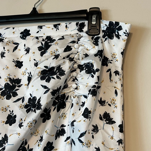 ML Monique Lhuillier NWT Floral Eyelet Skirt Size 16 Lined Romantic - Picture 4 of 13